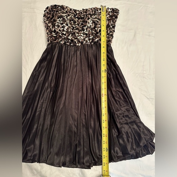 Women’s Cocktail Dress With Sequin Top and Black Pleated, Lined Skirt Size Small - Picture 12 of 13